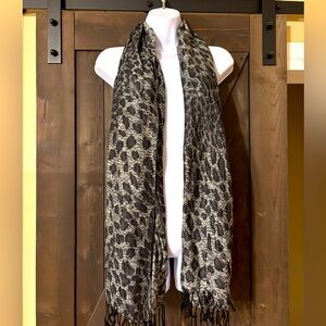Women’s Black and Gray Scarf